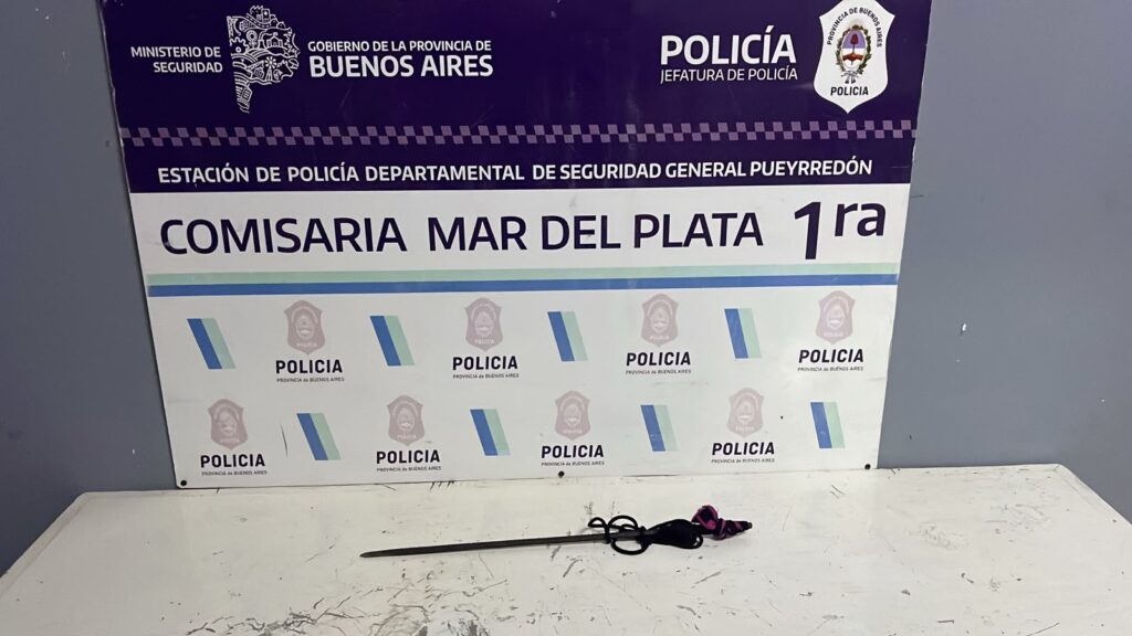 Generaba disturbios en la calle y se peleó con la policía: tenía una faca artesanal