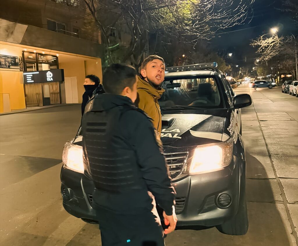 Generaba disturbios en la vía pública y atacó a un móvil policial: portaba un arma blanca