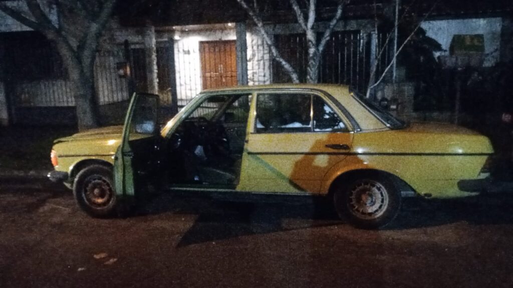 Dos menores aprehendidos tras intentar robar una auto clásico