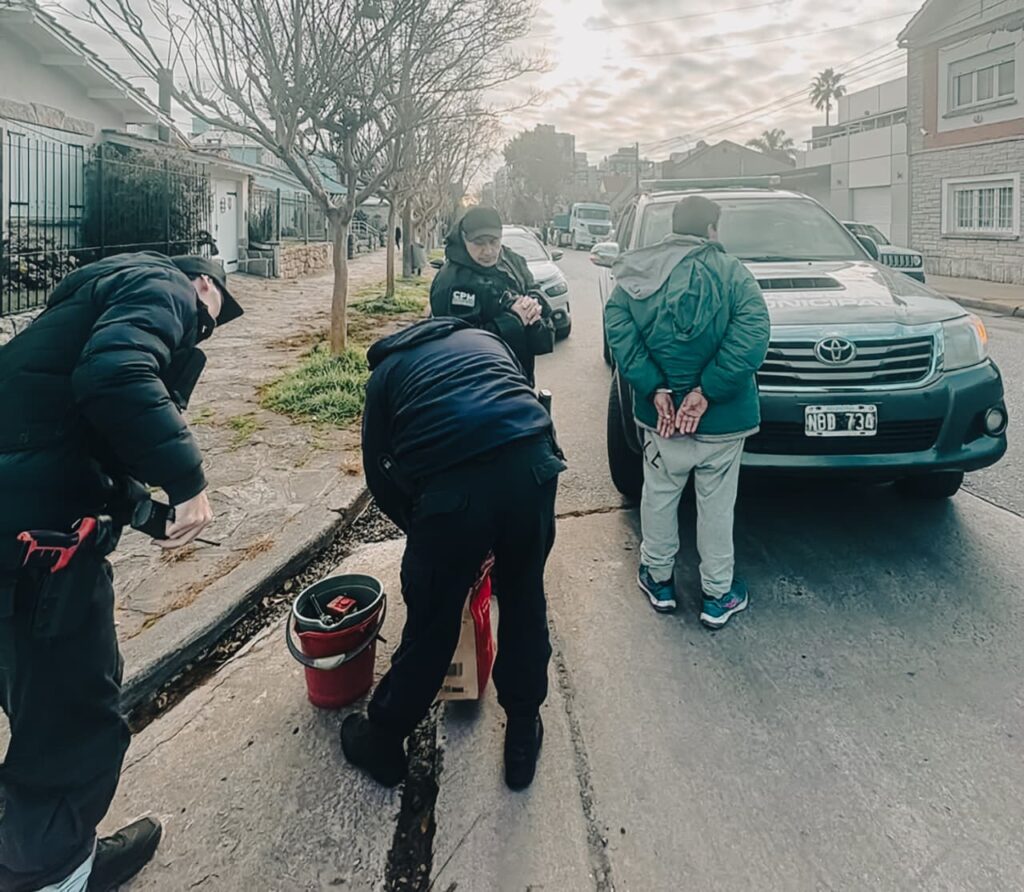 Una pareja consumía alcohol en la vía pública, amenazó al personal de seguridad: aprehendidos