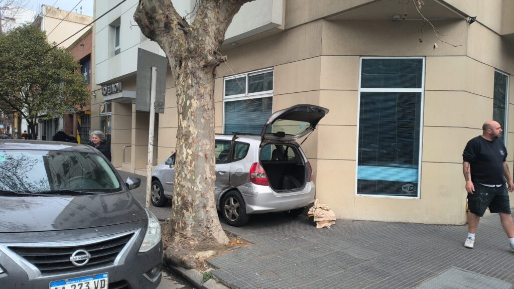 Desastre en pleno centro: borracho chocó a tres vehículos e intento escapar