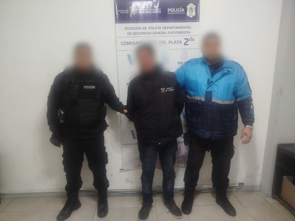 Amenazó al personal policial con atacarlos con un machete y un arma: dormía en la puerta de una casa