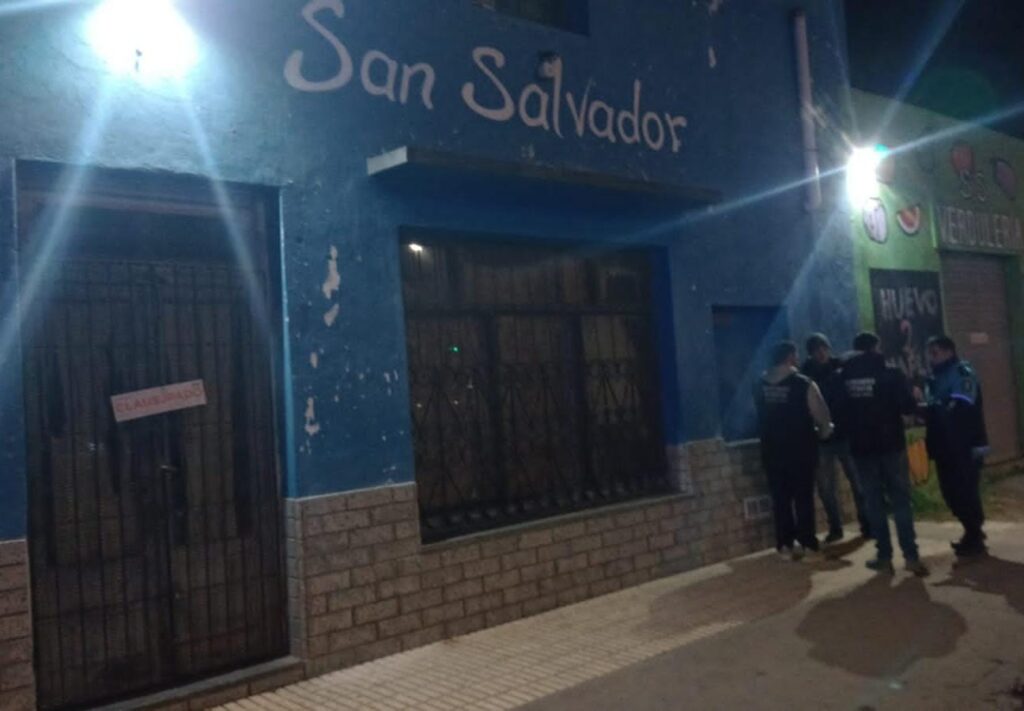 Mataron a un perro callejero de una puñalada, los denunciaron y clausuraron un restaurante y una verdulería