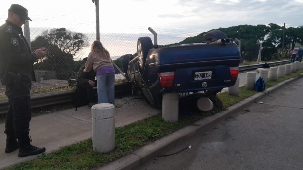 Video: perdió el control del vehículo, arrasó con todo y lo volcó en la costa