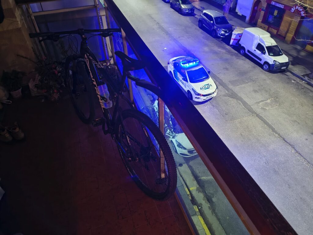 Insólito: trepó para robarse una bicicleta de un balcón