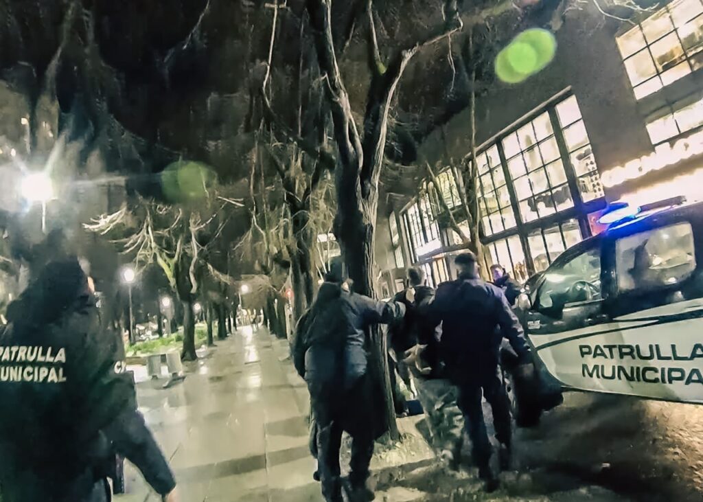Quiso escapar de la policía y se escondió en el shopping
