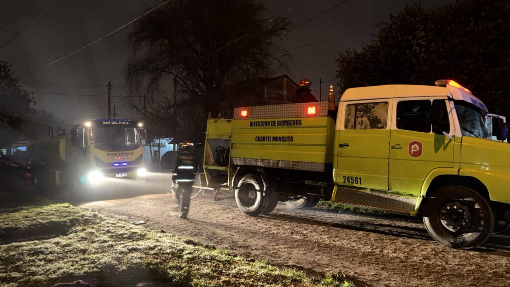 Bomberos controlaron un feroz incendio en una vivienda que desplomó parte de los techos