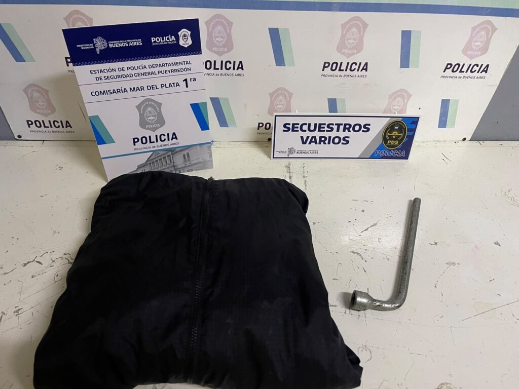 Robó en una casa y rompió el vidrio de una camioneta para vaciarla