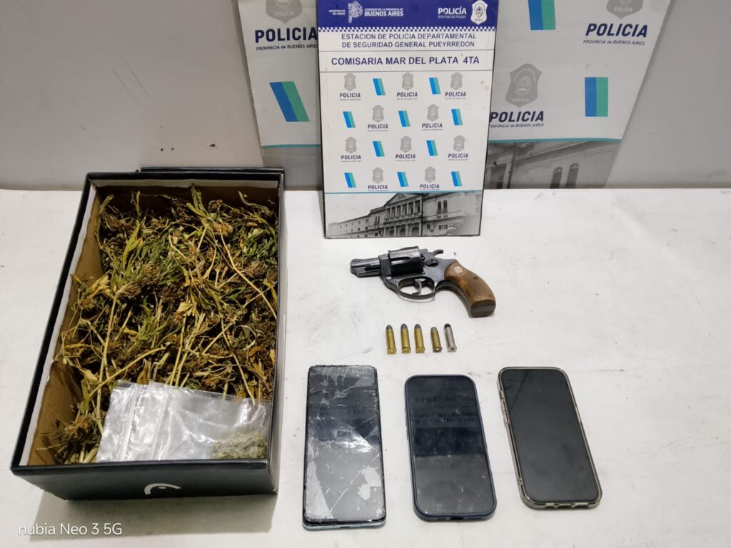 Estaban armados y fumando marihuana en una Amarok