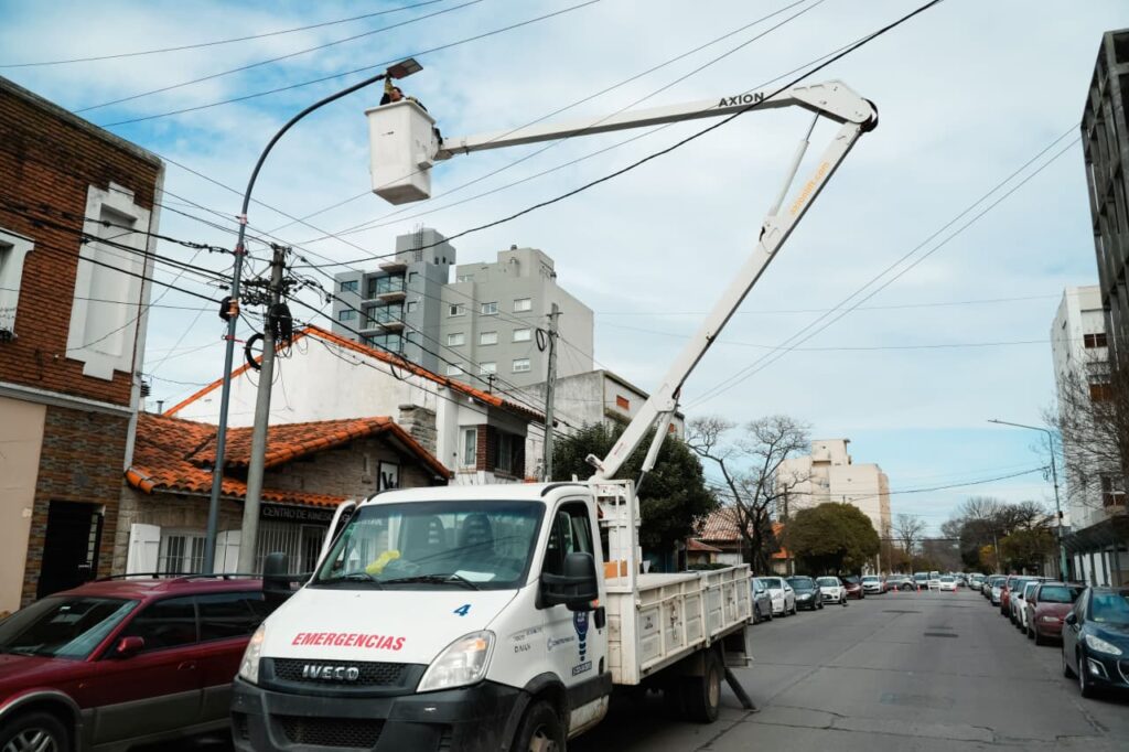 Operativo Mar del Plata LED: ya se instalaron más de 1.300 luminarias y avanzan en otro barrio