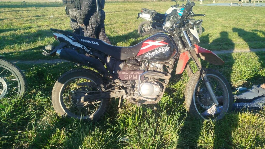 Video: menor circulaba en moto sin caso ni patente, intentó escapar de la policía hasta que se cayó