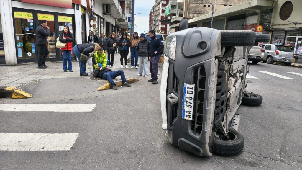 Espectacular choque y vuelco en pleno centro dejó un herido y un imputado