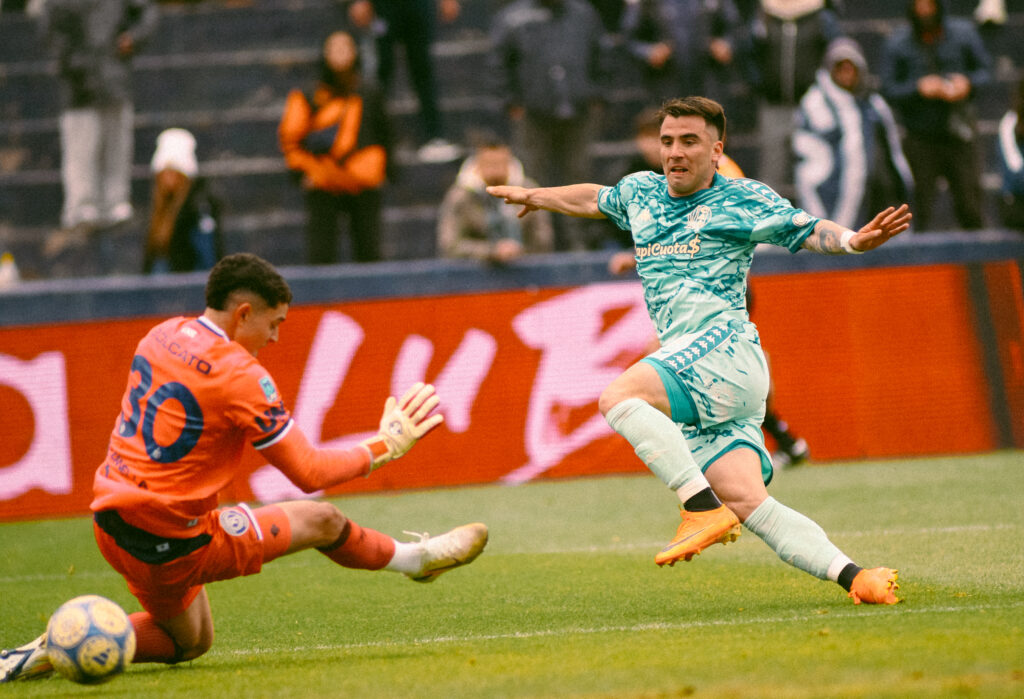 Aldosivi estuvo cerca pero cayó ante Independiente Rivadavia, líder absoluto de la Tabla Anual