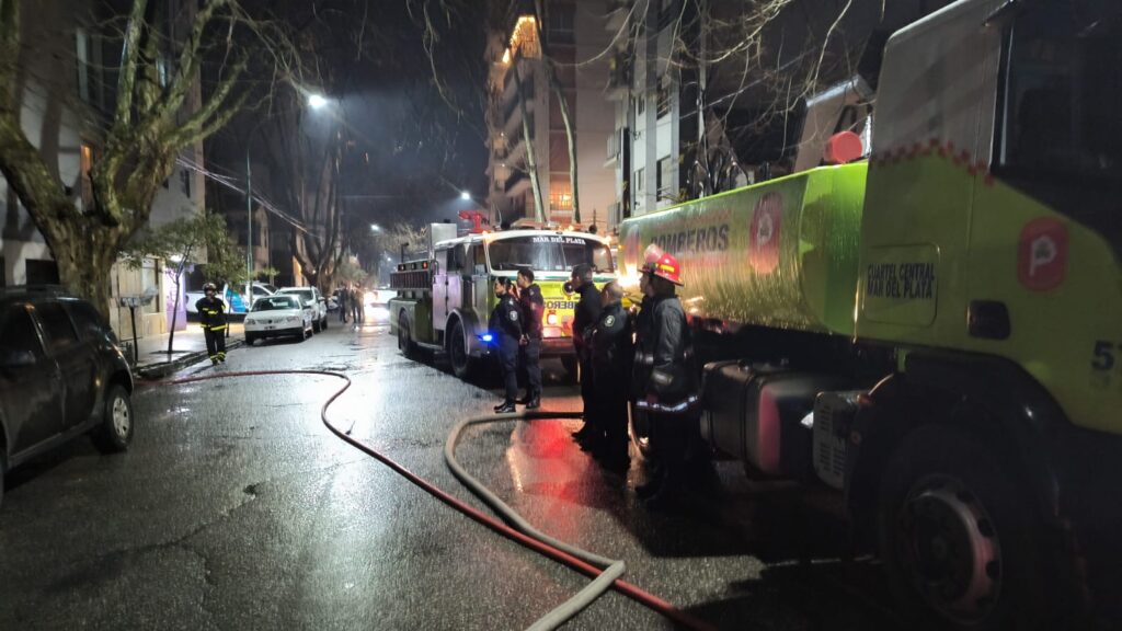 Feroz incendio generó importantes daños en una casona denunciada por los vecinos cerca de Plaza Mitre