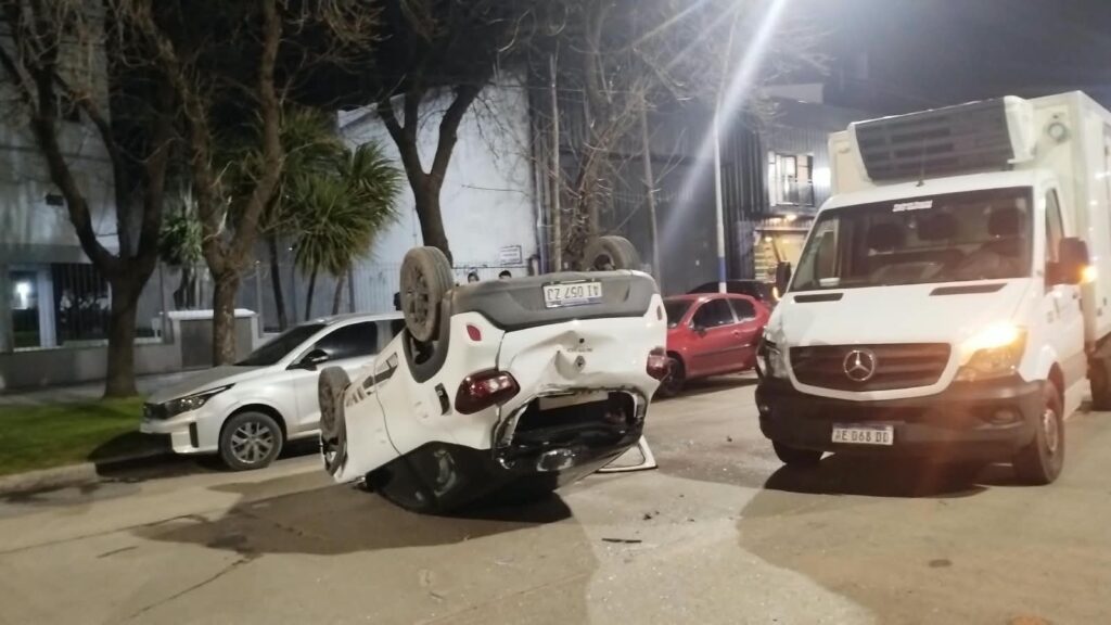 Circulaba alcoholizada a las seis de la tarde, volcó en una reconocida avenida y generó un choque en cadena