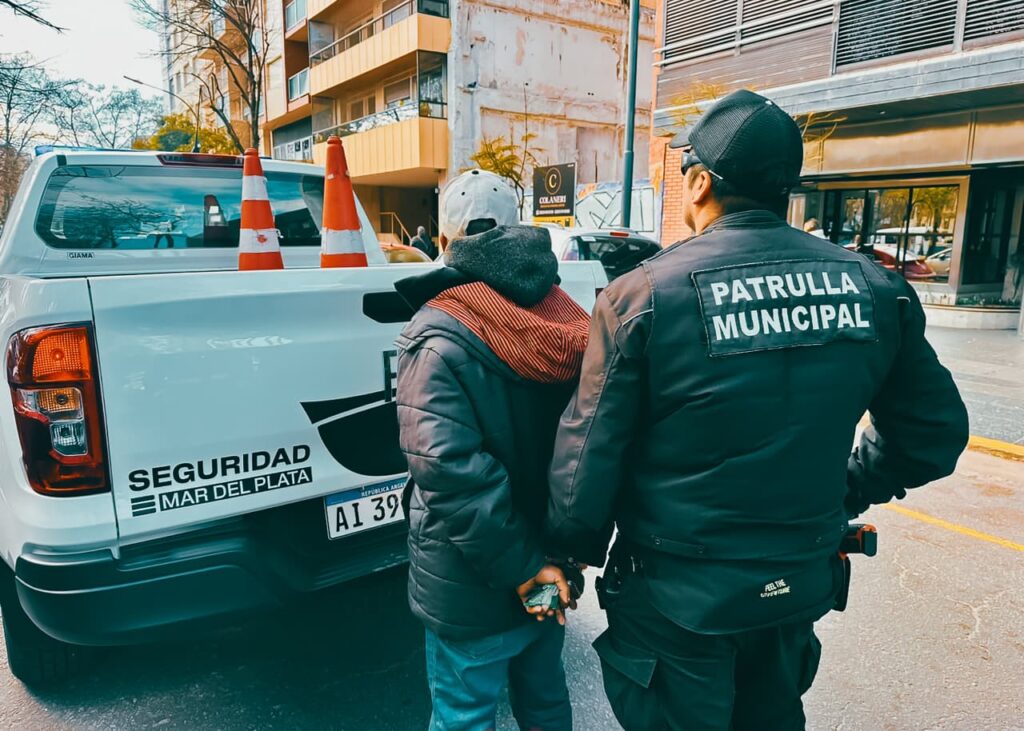 Golpeaba un hierro contra el piso y le tiró piñas a los agentes de la Patrulla Municipal