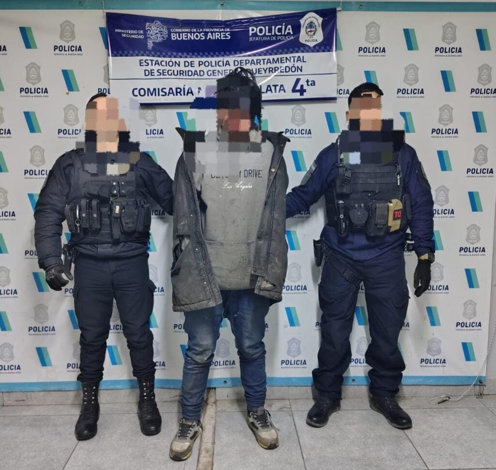 Arrancó dos cestos de basura y destrozó varios autos: lo redujeron los vecinos