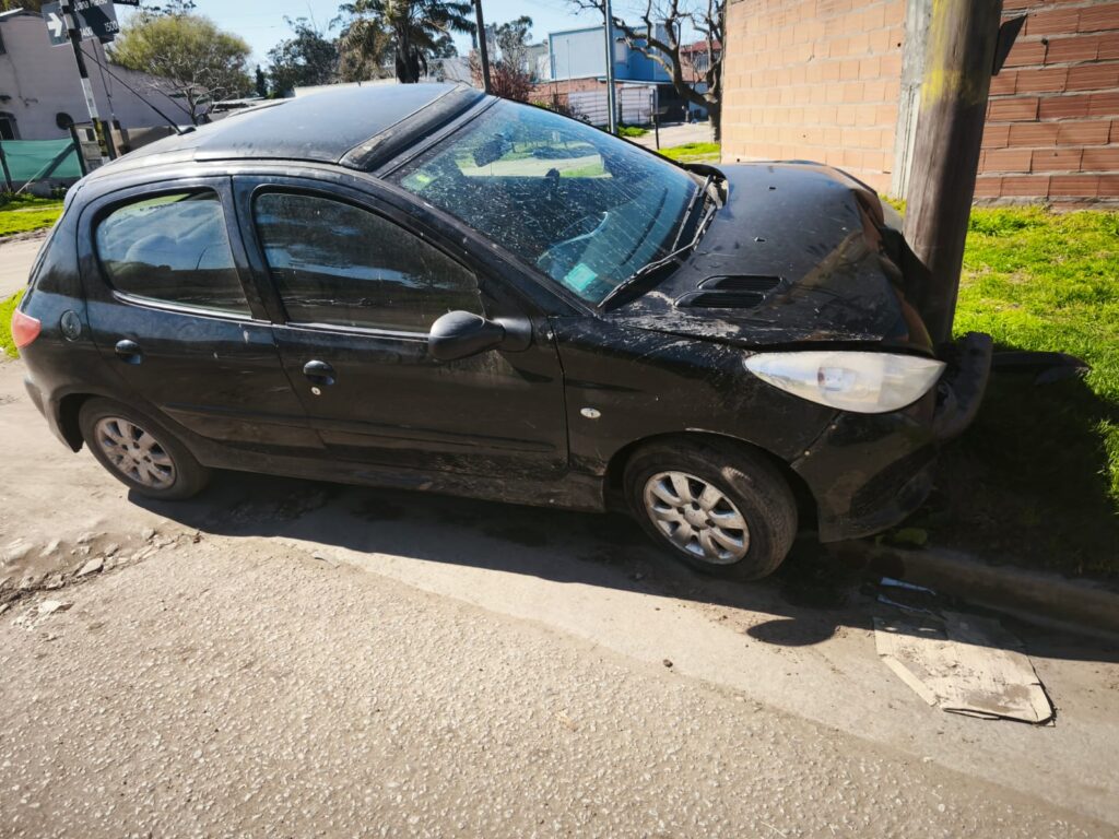 Peligroso delincuente armado y con pedido de captura intentó escapar de la policía y chocó contra un poste