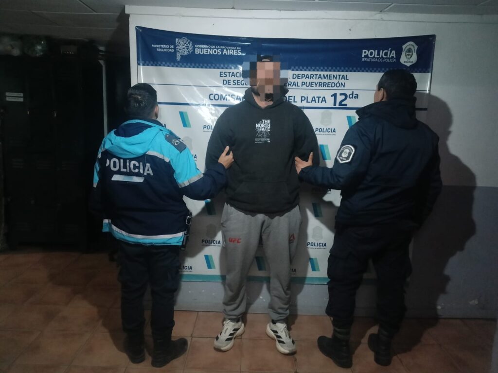 Le sacó el arma reglamentaria a su pareja y se la puso en la cabeza delante de la familia