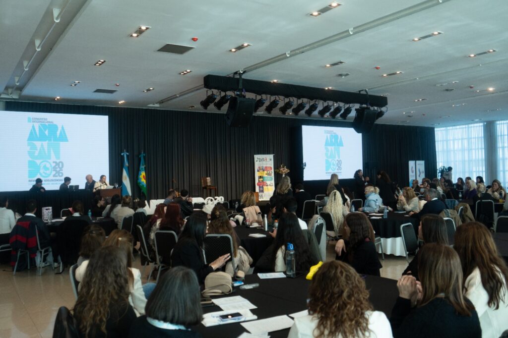 Entregaron un reconocimiento al Primer Congreso Internacional “Abrazando Infancias y Adolescencias” que se realizó en Mar…