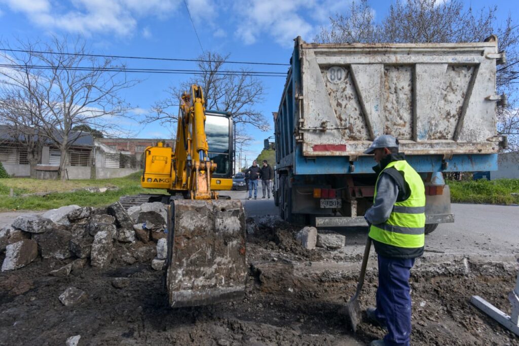 Ya se superaron los 2 mil metros cuadrados de bacheo de hormigón y se extienden los trabajos en otros barrios