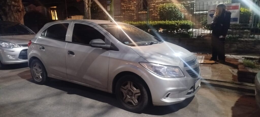 Insólito: denunció que le habían robado dos ruedas pero el auto las tenía puestas