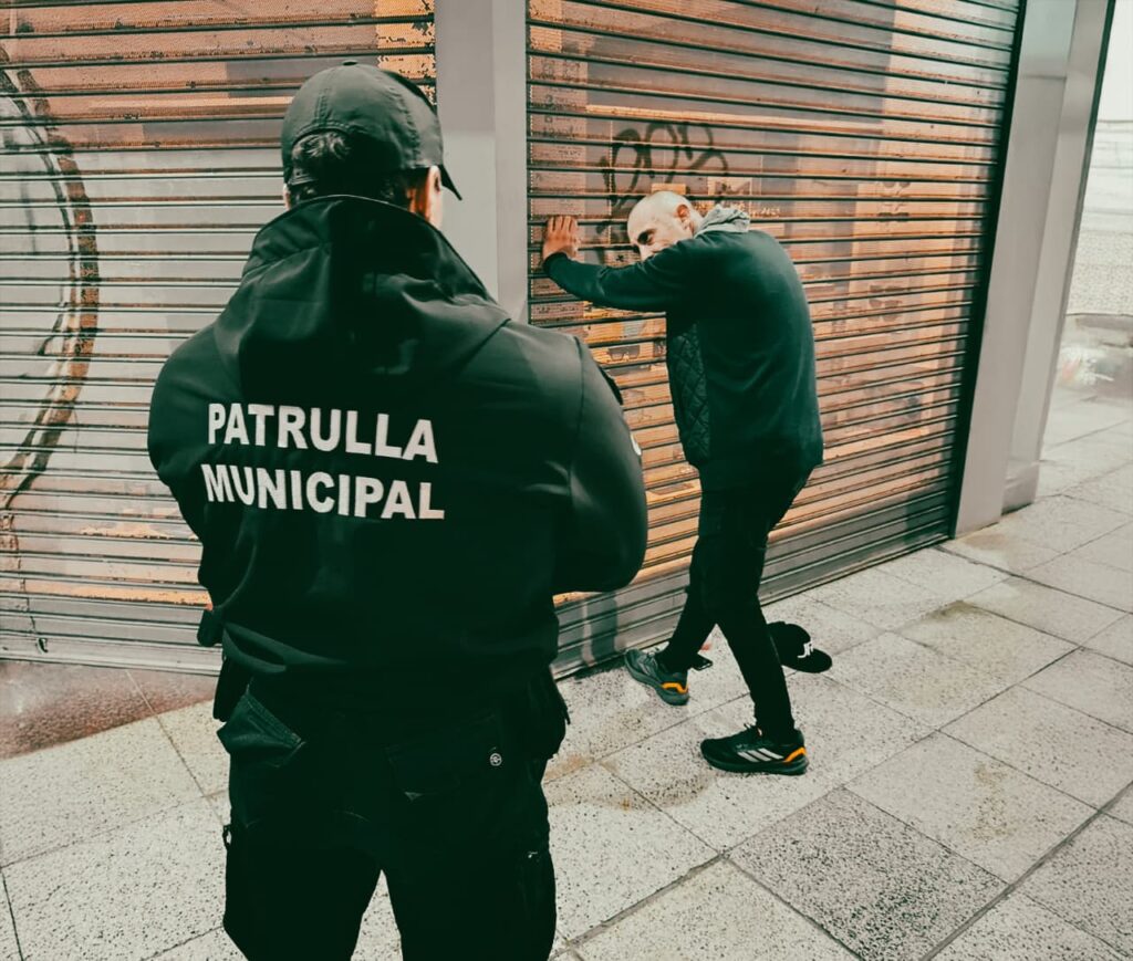 Alcoholizado se puso violento, amenazó de muerte a una mujer y encaró a la La Patrulla Municipal