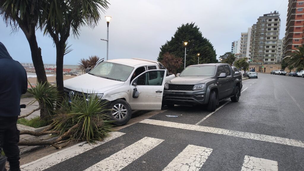 Fenómeno Amarok en su máxima expresión: circulaba sin seguro, se despistó, chocó y terminó en el HIGA