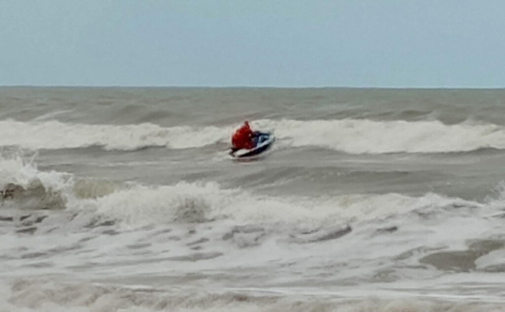 Video: Prefectura amplió el operativo de búsqueda de los dos kayakistas desaparecidos durante el temporal