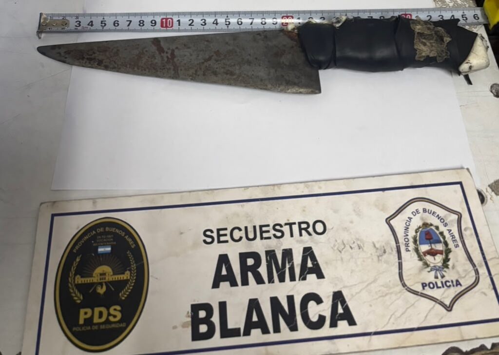 Intentó robar a un joven en la calle y lo redujeron los peatones: portaba una cuchilla