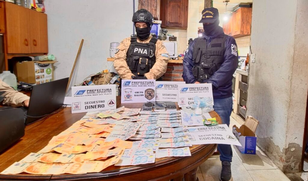 Video: realizaron dos allanamientos contra la venta de drogas y detuvo a un hombre y a su hija