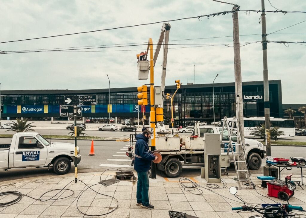 Extienden pruebas tecnológicas en semáforos adaptativos con IA en Mar del Plata