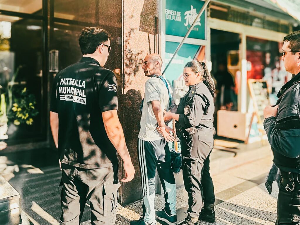Consumía alcohol en Plaza Colón, se puso violento y terminó aprehendido