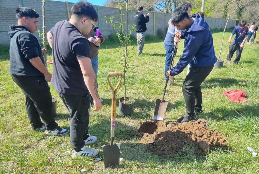 La UNMDP realizó una nueva jornada de forestación participativa en Estación Camet y El Casal