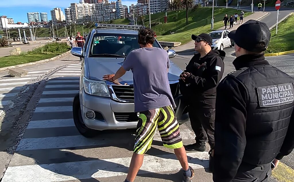 Amenazaba a conductores y generó disturbios en la vía pública