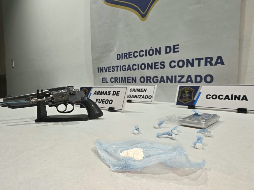 Video: allanamiento por venta de drogas dejó dos aprehendidos y el secuestro de cocaína y un arma