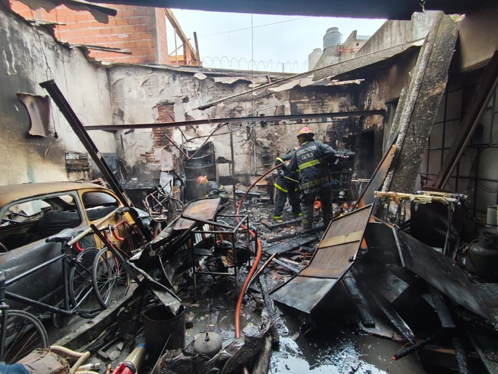 Momentos de máxima tensión tras un incendio en un taller de chapa y pintura