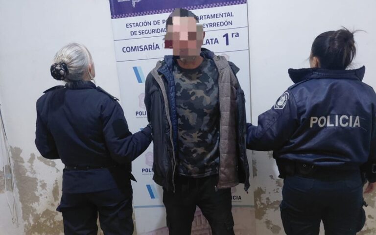 Video: pidió dinero por el portero, se lo negaron y rompió la puerta de un edificio
