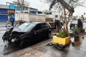 Se descompensó, chocó contra una columna de alumbrado y murió