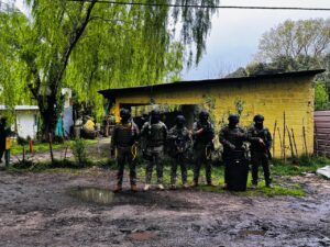 Amenazó a un vecino con incendiarle la casa, lo aprehendieron y le secuestraron armas y drogas