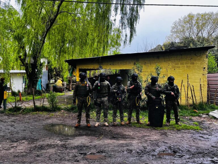 Amenazó a un vecino con incendiarle la casa, lo aprehendieron y le secuestraron armas y drogas