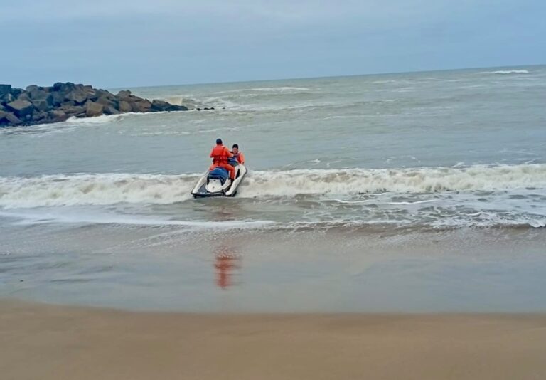 Prefectura rescató a un kayakista que no podía regresar a la costa