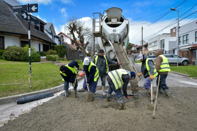 Avanzan con el bacheo de hormigón, bacheo express y cordón cuneta en distintos barrios