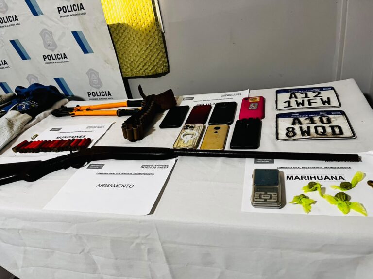Mega allanamiento y secuestro de una moto, drogas, autopartes y un arma