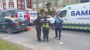 Pudo ser una tragedia: se enredó con un cable al subir a un taxi y casi pierde la pierna