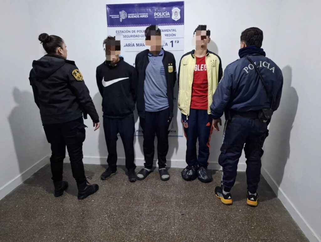 De locos: un menor y tres mayores atacaron y lesionaron a dos peatones en pleno centro