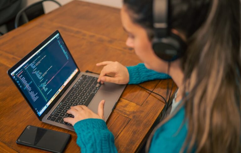 Atención: reprograman la nueva edición del Club de Chicas Programadoras para crear un videojuego real