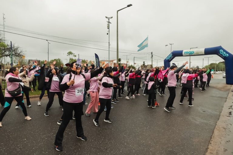 Multitudinaria participación en la segunda edición de la Caminata Octubre Rosa en Mar del Plata