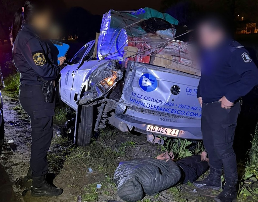 Robó una camioneta, intentó escapar pero terminó chocando un móvil policial y dentro de una excavación