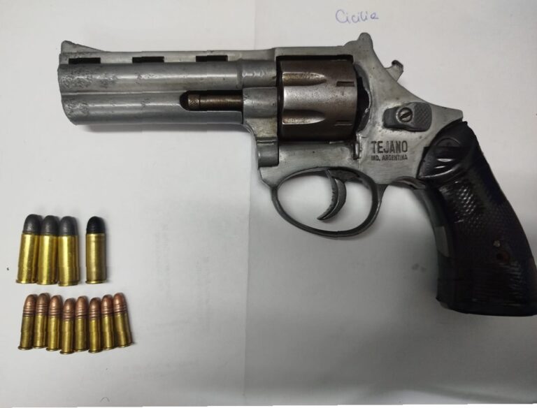 Cayó un delincuente armado mientras hacía logística con dos cómplices para cometer un robo